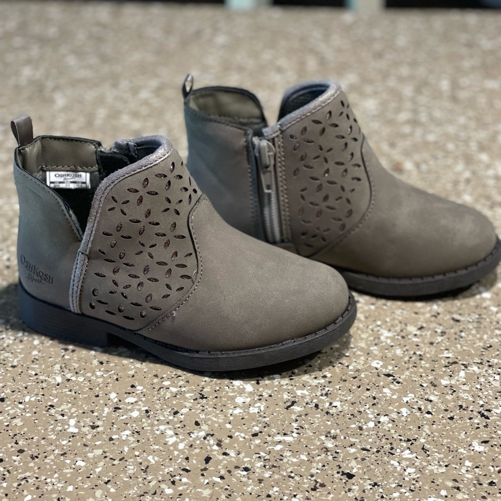 Toddler Oshkosh booties. Worn one time size 9